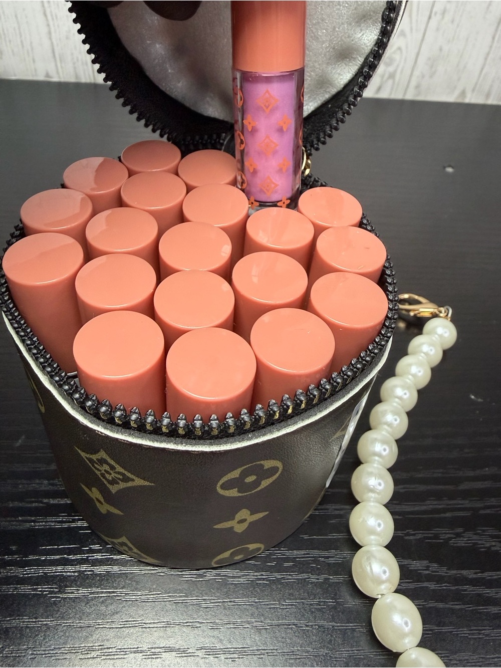 20pcs Lip Gloss In Round Leather-Like Carry Case With Pearl Like Handle - Picture 8 of 9